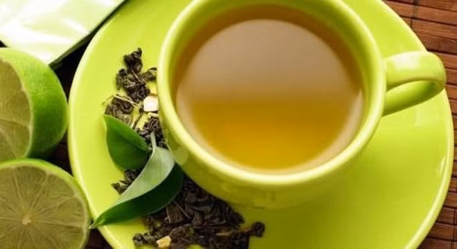 Trà xanh. Sử dụng nước trà xanh là một trong những cách trị dị ứng da mặt hiệu quả cho bạn. Khi bị dị ứng bạn có thể rửa mặt bằng nước trà xanh để giúp da kháng khuẩn hiệu quả. Ngoài ra, bạn có thể uống nước trà xanh mỗi ngày 1 đến 2 chén cùng với mật ong để chữa dị ứng.