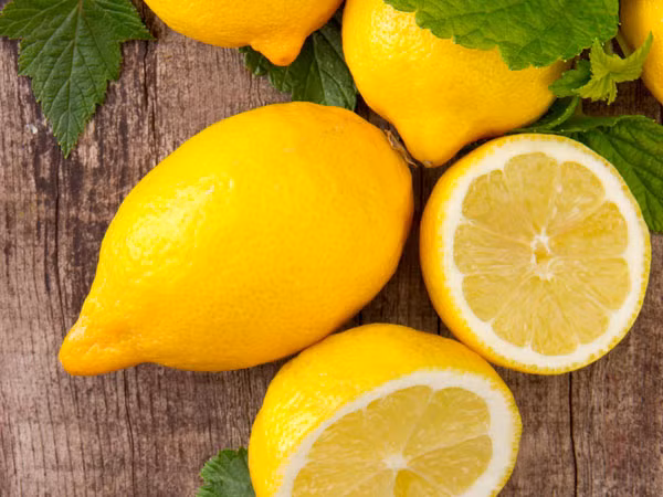 Chanh. Từ xưa ông bà chúng ta đã dùng chanh để chống ho dị ứng, trị ho khan, ho đàm, ho gió - những biểu hiện của bệnh dị ứng thời tiết. Chanh có chứa nhiều vitamin C, có tác dụng chống lại hoạt tính của histamin, giảm được hiện tượng mề đay dị ứng. Mỗi ngày một cốc nước chanh vắt là một chế độ bổ sung tốt nhất.