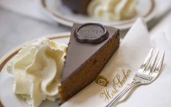 Sacher-Torte, Vienna, Áo: Món bánh chocolate nổi tiếng Sacher-Torte có một lớp mứt đào và rắc vụn chocolate đen, do Franz Sacher sáng tạo ra năm 1832, khi cậu 16 tuổi. Quán cà phê Sacher ở Vienna vẫn là nơi lý tưởng để thưởng thức đặc sản địa phương này.