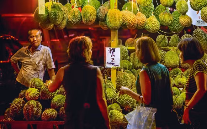 Sầu riêng, Penang, Malaysia: Được coi là “vua trái cây” của Đông Nam Á, loại quả này có mùi rất đặc trưng. Sầu riêng phổ biến ở nhiều quốc gia , nhưng chất lượng tốt nhất là ở khu Balik Pulao của Penang, Malaysia.