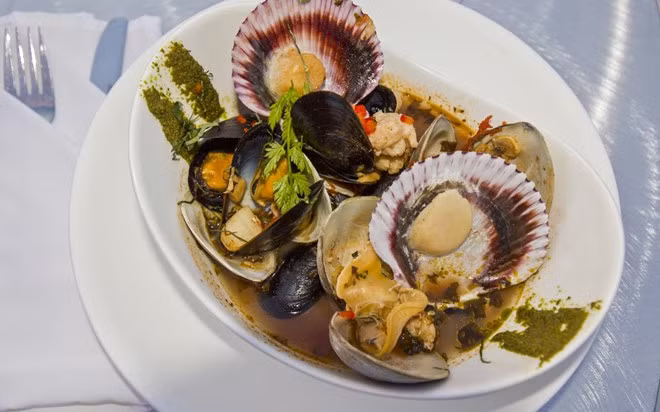 Cioppino, San Francisco, Mỹ: Với nước dùng đậm đà và các loại hải sản tươi ngon, cioppino là món ăn không thể bỏ qua khi tới San Francisco.