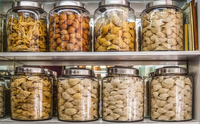 Súp tổ yến, Hong Kong: Tổ yến được làm từ nước dãi của chim yến, cứng lại khi tiếp xúc với không khí. Nấu với nước dùng gà, người Trung Quốc coi đây là món ăn quý hiếm, có tác dụng tăng cường sinh lực, sức khỏe, dưỡng nhan.