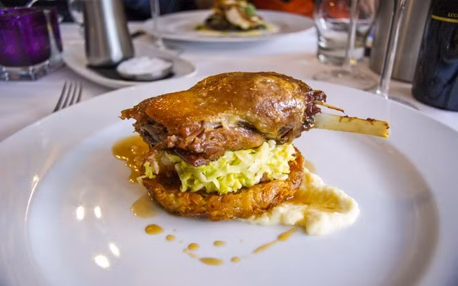 Đùi vịt, Gascony, Pháp: Gascony là một vùng đất thanh bình, vắng khách. Nền ẩm thực đậm đà - nước sốt đen, mề gà, gan ngỗng cùng rượu Armagnac - nổi tiếng tới mức trong những năm gần đây, vùng đất này trở thành điểm nóng ẩm thực với du khách. Món đặc sản nổi tiếng nhất của Gascony là đùi vịt được rán bằng chính mỡ tiết ra từ thịt vịt, một cách chế biến lâu đời, khiến da vịt giòn tan và thịt mềm ngọt.