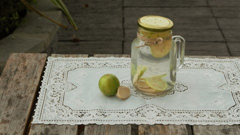 Detox gừng và chanh. Sự kết hợp hoàn hảo giữa gừng và chanh tạo nên đồ uống detox giúp thải độc, giảm mỡ bụng hiệu quả nhất.