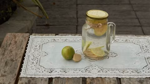 Detox gừng và chanh. Sự kết hợp hoàn hảo giữa gừng và chanh tạo nên đồ uống detox giúp thải độc, giảm mỡ bụng hiệu quả nhất.