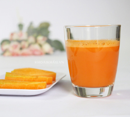 Cà rốt. Cà rốt được cho là rau của làn da, nó có tác dụng làm tiêu độc. Beta-carotene trong cà rốt là chất chống oxy hóa và ngăn sự hình thành melanin. Nước ép cà rốt với mật ong hoặc chanh là thức uống giải độc cơ thể tuyệt vời hàng ngày cho bạn và gia đình.
