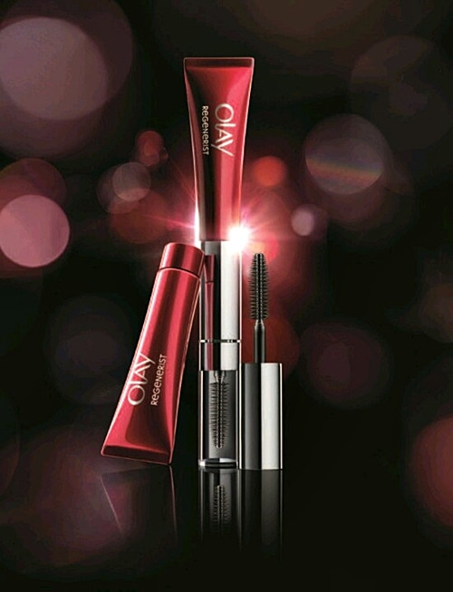 1. Olay. Giá trị thương hiệu: 11,7 tỉ USD. Rất ngạc nhiên khi Olay (hãng mỹ phẩm thuộc tập đoàn P&amp;G) chứ không phải người khổng lồ L’Oreal mới là "đại gia" của thế giới son phấn này. Olay vốn được biết đến nhiều với những dòng sản phẩm dưỡng da từ bình dân tới cao cấp với công thức lành tính được tin dùng trong suốt nhiều thập kỷ qua. Doanh thu cao nhất được ghi nhận từ thương hiệu này rơi vào khoảng 79 tỉ mỹ kim một năm.