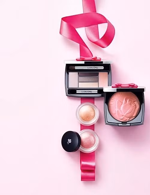 5. Lancôme. Giá trị thương hiệu: 5,5 tỉ USD. Được thành lập vào năm 1935, Lancôme luôn hết lòng xây dựng tiếng tăm của mình trong lòng phái đẹp và đã được mệnh danh là thương hiệu mỹ phẩm dưỡng da cao cấp hàng đầu thế giới. Những dòng sản phẩm được đánh giá cao của Lancôme gồm có dòng tinh chất Advanced Génifique hay kem dưỡng Visionaire…