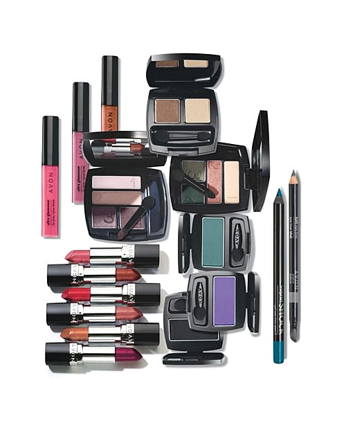 6. Avon. Giá trị thương hiệu: 5,16 tỉ USD. Được thành lập từ năm 1886, qua hơn 2 thế kỷ, Avon luôn giữ vững vị trí trong lòng phụ nữ châu Âu nói riêng và phụ nữ trên toàn thế giới nói chung. Các sản phẩm trang điểm của Avon đều ở mức giá bình dân nhưng chất lượng và bao bì sản phẩm lại luôn khiến phái đẹp vừa lòng.