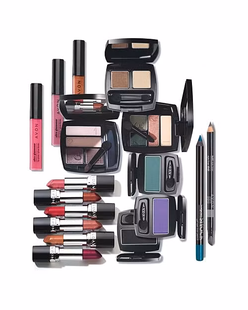 6. Avon. Giá trị thương hiệu: 5,16 tỉ USD. Được thành lập từ năm 1886, qua hơn 2 thế kỷ, Avon luôn giữ vững vị trí trong lòng phụ nữ châu Âu nói riêng và phụ nữ trên toàn thế giới nói chung. Các sản phẩm trang điểm của Avon đều ở mức giá bình dân nhưng chất lượng và bao bì sản phẩm lại luôn khiến phái đẹp vừa lòng.