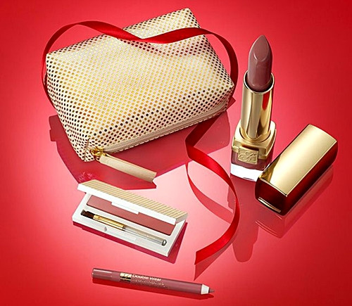 8. Estée Lauder. Giá trị thương hiệu: 3,8 tỉ USD. Trong số những thương hiệu mỹ phẩm đình đám nhất hiện nay, Estée Lauder dường như chiếm vị thế áp đảo bởi đây là hãng mỹ phẩm có số lần hợp tác cùng những tên tuổi thiết kế thời trang hàng đầu như Micheal Kors, Donna Karan, Tom Ford… nhiều không kể xiết. Những sản phẩm được cộp mác Estée Lauder cũng vì thế mà thường xuyên sở hữu thiết kế xuất sắc.