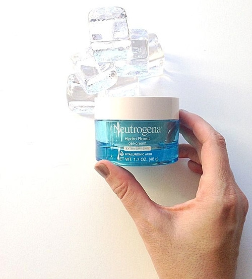 3. Neutrogena. Giá trị thương hiệu: 6,9 tỉ USD. Những tuýp kem chống nắng, chống lão hoá, dưỡng ẩm của Neutrogena luôn nằm trong nhóm sản phẩm được phụ nữ thế giới tin dùng nhiều nhất. Cho đến nay, thương hiệu mỹ phẩm có xuất xứ từ Mỹ này đã có mặt trên khắp 70 quốc gia. Sản phẩm của Neutrogena được ưa chuộng vì mức giá bình dân phù hợp túi tiền của đại đa số chị em phụ nữ nhưng chất lượng không thua kém bất kỳ sản phẩm chăm sóc da đắt đỏ nào.