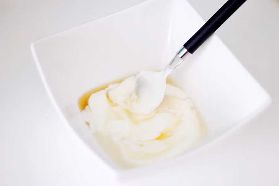 Mặt nạ sữa chua, dấm táo và mật ong. Bạn cần một cốc sữa chua, một thìa dấm táo, một muỗng canh mật ong. Trộn tất cả và áp dụng lên tóc gừ gốc tới ngọn. Hãy để lại trên đầu 15 phút, sau đó gội sạch với nước lạnh.