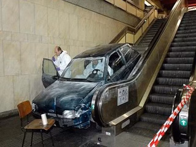 Đi thang cuốn, luôn luôn phải cẩn thận.