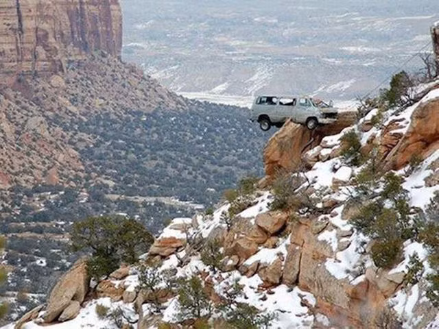 Chơi vơi ở lưng chừng núi.