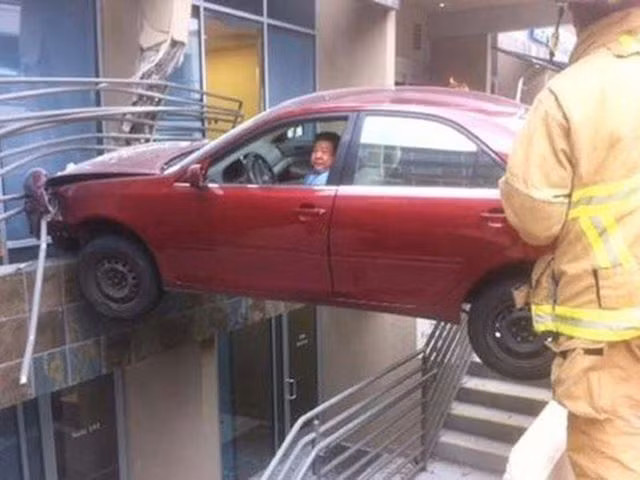 Làm xiếc với xe hơi.