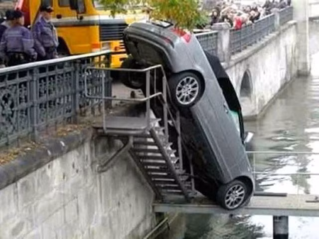 Hậu quả của vụ tai nạn đi cầu thang bằng xe hơi.