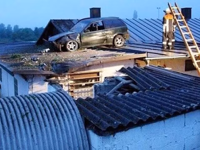 Tai nạn xe hơi từ trên trời rơi xuống mái.