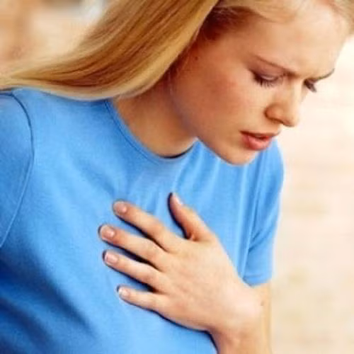 Đau ngực. Sớm nhất trong 3 tháng đầu thai kỳ bạn sẽ gặp triệu chứng đau ngực hoặc ngực nhạy cảm lạ thường. Với một số phụ nữ, đây còn là dấu hiệu nguyệt san, nên có thể khiến bạn không để ý đến. Bạn có thể cảm giác ngực bạn lúc này hơi nhạy cảm khi chạm vào, hoặc có cảm giác đau đớn khi bạn mặc áo ngực. Sự nhạy cảm khác thường này của ngực bắt đầu xuất hiện từ tuần thứ 4 đến 6 và kéo dài đến hết 3 tháng đầu mang thai.