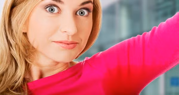 Đầu ngực thay đổi. Bạn có thể thấy rõ các tĩnh mạch ở vùng da của ngực, đồng thời nhận thấy đầu ngực của bạn có thể trở nên lớn hơn và sậm màu hơn khi bạn mang thai. Sau một vài tháng đầu, quầng vú – phần sắc tố bao quanh đầu vú của bạn – cũng sẽ lớn hơn và sậm màu hơn.