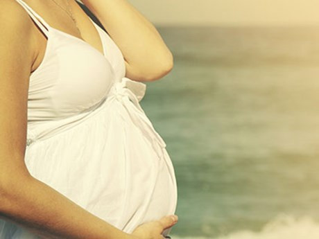 Xuất hiện gân xanh trên ngực. Rất nhiều chị em chia sẻ họ nhận thấy hiện tượng gân xanh nổi lên rõ rệt trên da ngực khi mang thai. Nguyên nhân là do trong thai kỳ, lưu lượng máu tăng lên đến 50% để đáp ứng đủ nhu cầu phát triển của bé. Điều này sẽ khiến tĩnh mạch bà bầu nổi lên rõ rệt hơn. Sau sinh, hiện tượng này sẽ dần biến mất.