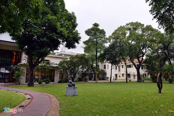 Khuôn viên Đại sứ quán Pháp rộng rãi như một công viên thu nhỏ. Các lối đi lại được lát bằng gạch, hàng trăm cây xanh cổ thụ xung quanh. Pháp và Việt Nam vừa kỷ niệm 40 năm thiết lập quan hệ ngoại giao vào năm 2013. Hai nước có quan hệ hợp tác chặt chẽ trong nhiều lĩnh vực từ chính trị, an ninh-quốc phòng, đến kinh tế, văn hóa, giáo dục. Trong tháng 10 tới, Triển lãm về Du học Pháp mang tên Bienvenue en France sẽ được tổ chức, xây dựng một không gian hoàn toàn Pháp với thời trang, du lịch, văn hóa... để giới thiệu về Pháp đến người dân Việt Nam, đặc biệt là các bạn trẻ yêu mến và muốn học tập tại nước Pháp.