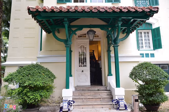 Được xây dựng không lâu sau khi người Pháp đến đây, ngôi biệt thự mang nhiều dấu ấn kiến trúc châu Âu. Theo Đại sứ, chỉ có chiếc cổng và mái ngói được làm theo phong cách Việt Nam.