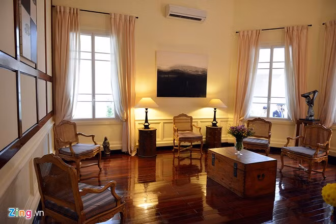 Sàn các phòng lát gỗ đánh véc-ni bóng loáng.