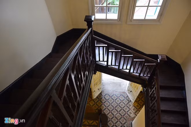 Cầu thang nối các tầng với nhau được làm bằng gỗ. Bên trong ngôi biệt thự rất mát mẻ và thoáng khí.
