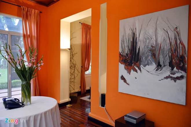 Vị đại sứ của Pháp cho hay, ông treo rất nhiều tranh sơn dầu của các họa sĩ Việt Nam.