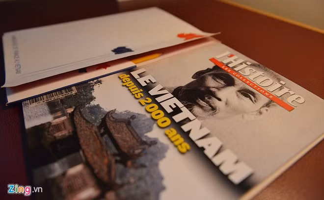 Trên bàn làm việc có một cuốn sách viết về Chủ tịch Hồ Chí Minh bằng tiếng Pháp.