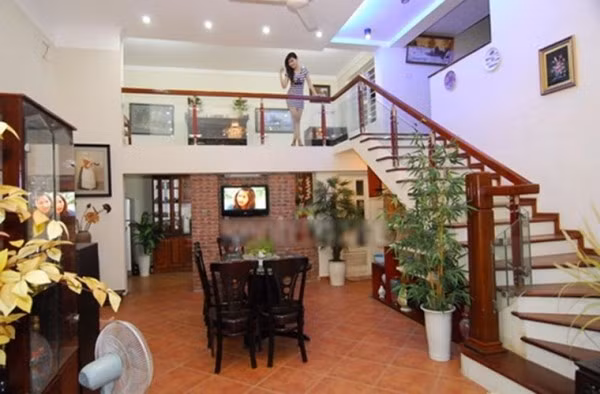 Từ màu sơn tường, rèm cửa cho đến bộ sa lon trong phòng khách đều cùng tông màu vàng nhạt trang nhã.