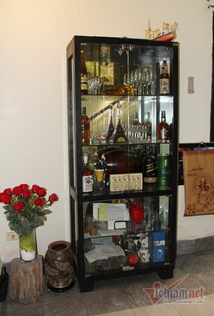 Một góc phòng khách nhà Á hậu Huyền My gây ấn tượng với chiếc tủ chứa rượu ngoại.