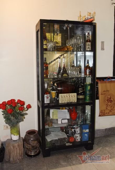 Một góc phòng khách nhà Á hậu Huyền My gây ấn tượng với chiếc tủ chứa rượu ngoại.