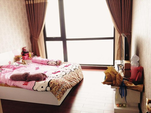 Luôn xuất hiện với phong cách chững chạc và sang trọng nhưng ít ai biết được Á hậu Huyền My lại có phong cách dễ thương và đáng yêu như vậy. Với không gian chỉ 10m2 nhưng cách bố trí căn phòng của mình Á hậu lại chọn cho mình màu hồng chủ đạo từ giường, tủ chăn, gối đến giấy dán tường đều có màu hồng.