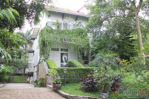 Huyền My sống cùng bố mẹ, em trai và bà nội trong một biệt thự rộng 800m2 tại Hà Nội.