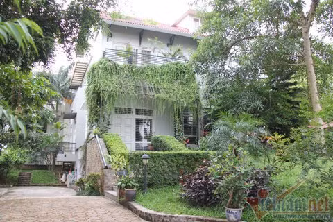 Huyền My sống cùng bố mẹ, em trai và bà nội trong một biệt thự rộng 800m2 tại Hà Nội.