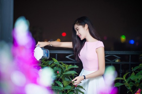 Tuy luôn bận rộn với công việc hằng ngày nhưng Huyền My luôn tạo không gian ấm cúng cho gia đình. Đặc biệt căn hộ còn được thiết kế dành riêng một góc ban công để trồng các loại cây cảnh người đẹp ưa thích. Hàng ngày, Huyền My vẫn tranh thủ thực hiện "nghĩa vụ" chăm sóc vườn hoa nhỏ.