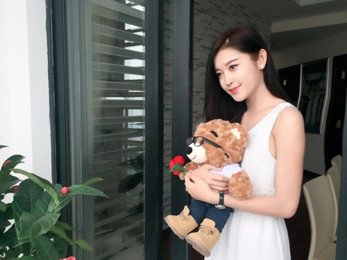 Căn hộ của Á hậu Huyền My nằm trên tầng cao và được thiết kế khá thoáng với ba phòng ngủ dành riêng cho bố mẹ, em trai và Huyền My.