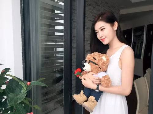 Căn hộ của Á hậu Huyền My nằm trên tầng cao và được thiết kế khá thoáng với ba phòng ngủ dành riêng cho bố mẹ, em trai và Huyền My.