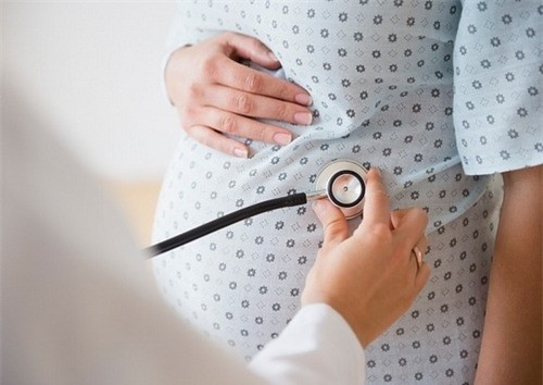 Sốt phát ban. Thời tiết nóng lạnh thất thường khiến cho các dịch bệnh có cơ hội bùng phát, trong đó có bệnh sốt phát ban. Theo thống kê những năm gần đây, trong những người đến khám sốt phát ban thì tỉ lệ phụ nữ mang thai chiếm đa số. Sốt phát ban nghe chừng rất đơn giản nhưng nguy cơ cho bà bầu thì rất lớn, phụ thuộc vào thời gian mà thai phụ mắc bệnh. Nó có thể gây sẩy thai, đẻ non, chảy máu bất thường và gây dị dạng cho thai nhi.