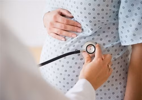 Sốt phát ban. Thời tiết nóng lạnh thất thường khiến cho các dịch bệnh có cơ hội bùng phát, trong đó có bệnh sốt phát ban. Theo thống kê những năm gần đây, trong những người đến khám sốt phát ban thì tỉ lệ phụ nữ mang thai chiếm đa số. Sốt phát ban nghe chừng rất đơn giản nhưng nguy cơ cho bà bầu thì rất lớn, phụ thuộc vào thời gian mà thai phụ mắc bệnh. Nó có thể gây sẩy thai, đẻ non, chảy máu bất thường và gây dị dạng cho thai nhi.