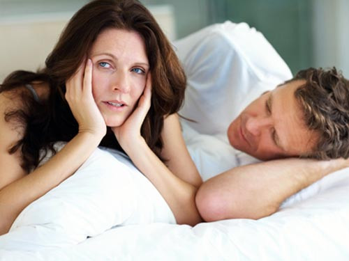 Gần đến thời kỳ mãn kinh. Các chuyên gia cho biết, việc thay đổi nội tiết tố thời kỳ mãn kinh dễ dẫn đến chảy máu âm đạo trong hoặc sau khi giao hợp. Nếu sự “khô hạn” làm bạn khó chịu, hãy nhờ đến sự tiếp sức của dầu bôi trơn để có được cuộc “yêu” hoàn hảo.