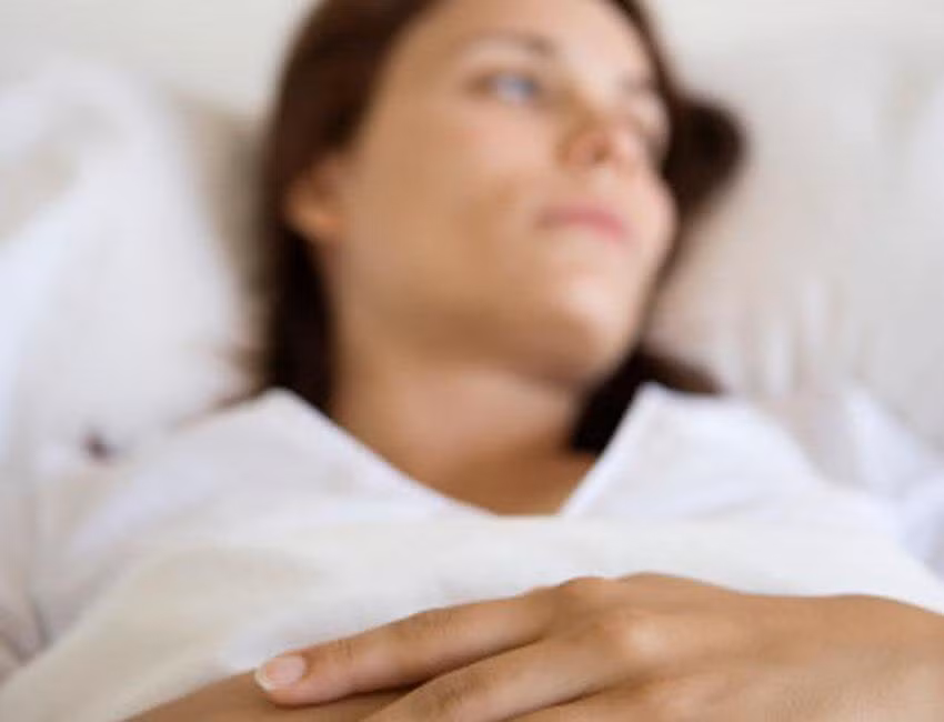 Tuy nhiên, nhiều trường hợp tình trạng ra máu đen sau khi quan hệ chỉ có nghĩa là bạn vừa kết thúc ngày “đèn đỏ”. Nếu vừa kết thúc chu kỳ kinh nguyệt, cả hai nên kiên nhẫn chờ đợi thêm 1 – 2 ngày để cơ thể phụ nữ hồi phục tốt nhất. Việc miễn cưỡng đôi khi khiến cả hai bối rối khi chứng kiến những vết máu không mời mà đến.