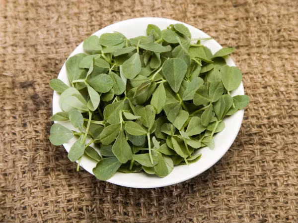 Lá cỏ cà ri. Xay nhuyễn cỏ cà ri với một ít nước, áp dụng hỗn hợp này lên khu vực mụn đầu đen để loại bỏ nhân mụn.