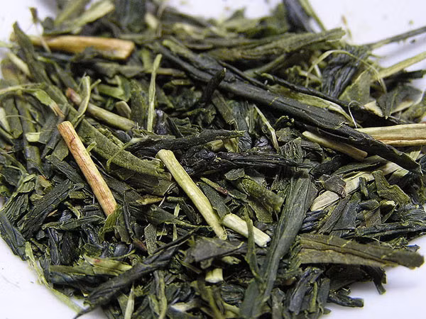 Lá trà xanh. Xay nhuyễn vài lá trà xanh non, thêm một vài giọt sữa tươi để tạo thành hỗn hợp nhuyễn. Áp dụng hỗn hợp này lên khu vực mụn đầu đen để làm mềm nhân mụn và nhanh chóng loại bỏ chúng.