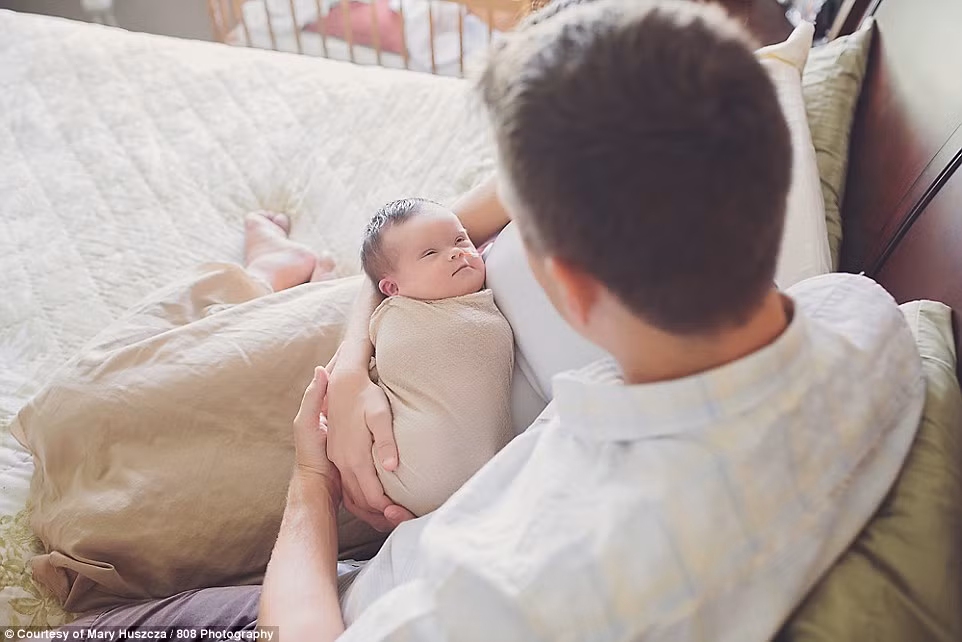 Do bé còn quá nhỏ, nên các bác sĩ không thể áp dụng phẫu thuật hay hóa trị để loại bỏ khối u ung thư.