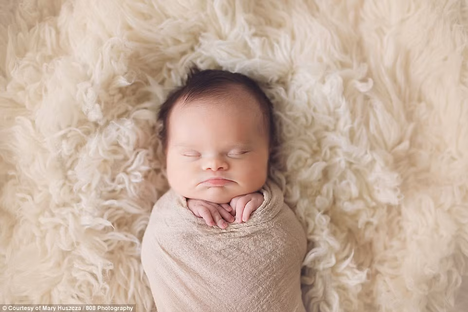 Ba tuần sau khi chào đời. cha mẹ và chị gái luôn tận dụng từng giây phút để yêu thương và bên bé mỗi ngày, bởi bé có thể ra đi bất cứ lúc nào.