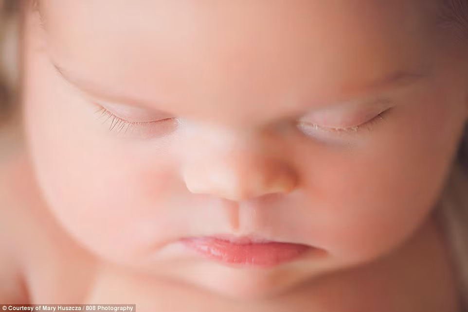 Dù bị mắc hội chứng down bẩm sinh nhưng bé vẫn có phản xạ như một đứa trẻ bình thường, khóc, cười, lè lưỡi và ngậm tay...