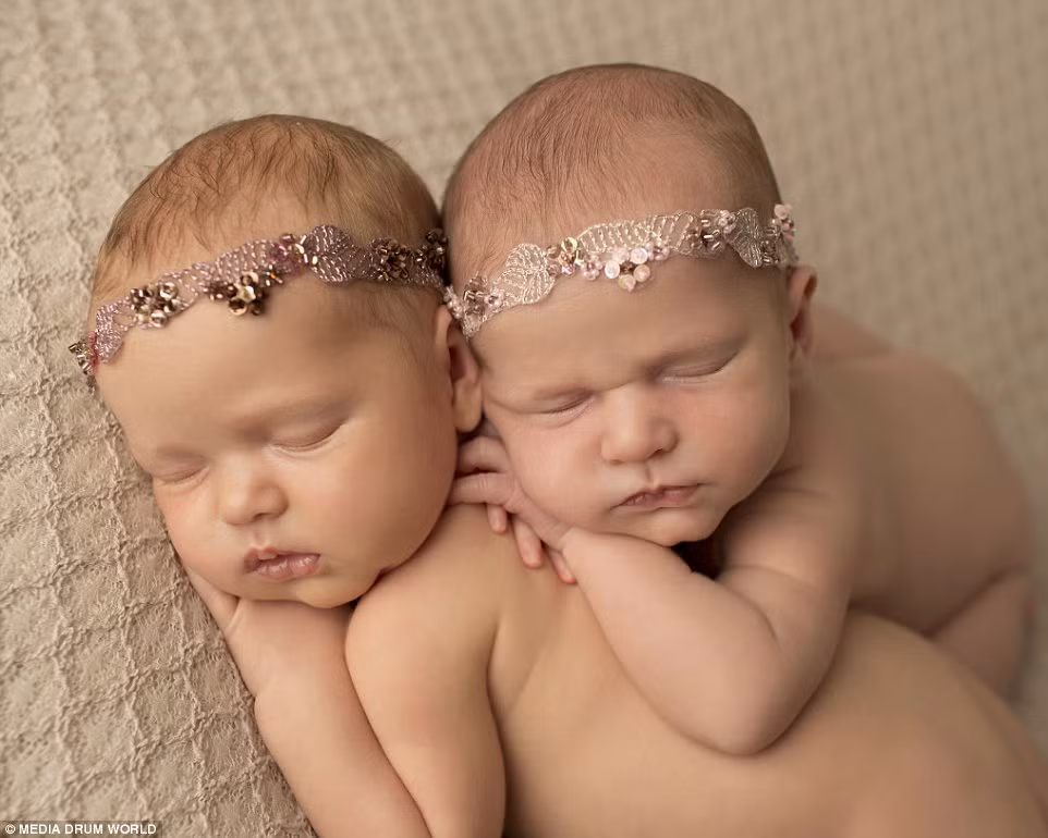 Để tăng thêm phần sinh động cho bộ ảnh, nhiếp ảnh gia đã trang trí thêm các phụ kiện như mũ, nơ quấn đầu cho các cặp song sinh.